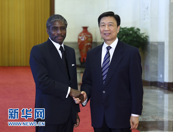 7月13日，中國國家副主席李源潮在北京人民大會堂與赤道幾內(nèi)亞副總統(tǒng)曼格會談。 新華社記者 謝環(huán)馳 攝