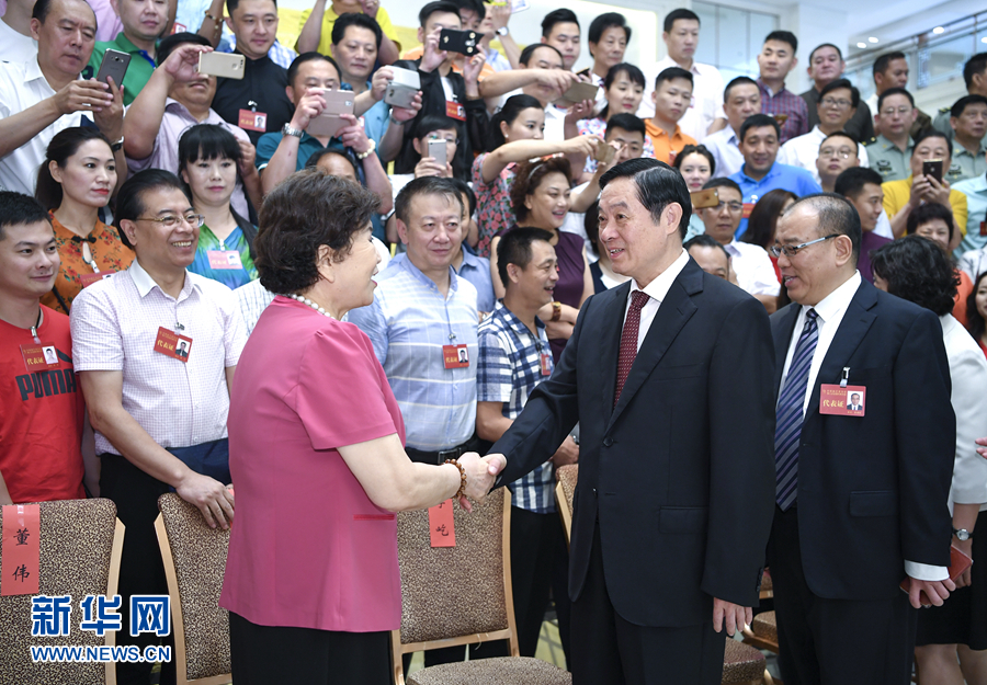 7月19日，中國(guó)曲藝家協(xié)會(huì)第八次全國(guó)代表大會(huì)在北京召開(kāi)。中共中央政治局委員、中央書(shū)記處書(shū)記、中宣部部長(zhǎng)劉奇葆出席開(kāi)幕式并講話。這是開(kāi)幕式前，劉奇葆接見(jiàn)與會(huì)代表。新華社記者 張領(lǐng) 攝