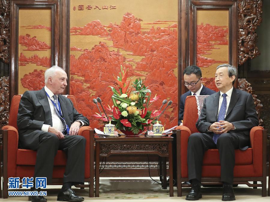 7月20日，國(guó)務(wù)院副總理馬凱在北京中南海紫光閣會(huì)見以澳大利亞前總理基廷為主席的國(guó)家開發(fā)銀行國(guó)際顧問委員會(huì)成員。 新華社記者丁林?jǐn)z
