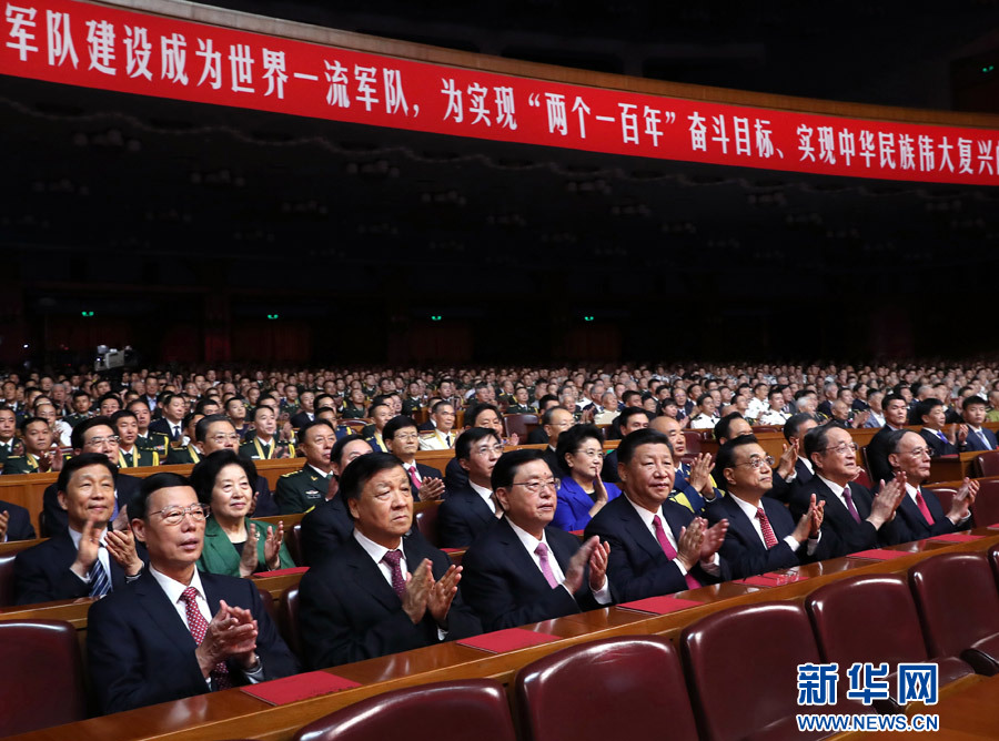 7月28日，慶祝中國人民解放軍建軍90周年文藝晚會《在黨的旗幟下》在北京人民大會堂舉行。中共中央總書記、國家主席、中央軍委主席習近平和李克強、張德江、俞正聲、劉云山、王岐山、張高麗等黨和國家領(lǐng)導(dǎo)人，與首都3000多名各界群眾一起觀看演出。新華社記者 馬占成 攝