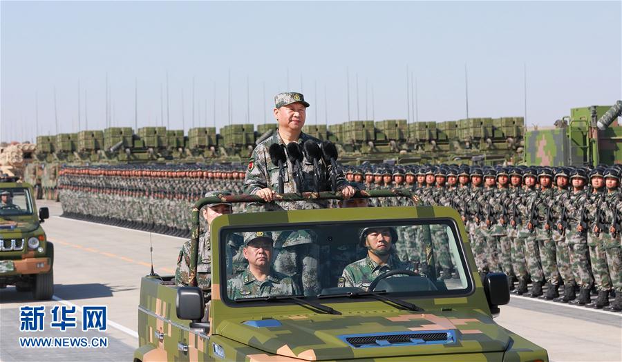 7月30日上午，慶祝中國人民解放軍建軍90周年閱兵在朱日和聯(lián)合訓(xùn)練基地隆重舉行。中共中央總書記、國家主席、中央軍委主席習(xí)近平檢閱部隊(duì)并發(fā)表重要講話。這是習(xí)近平乘車檢閱部隊(duì)。新華社記者 李剛 攝