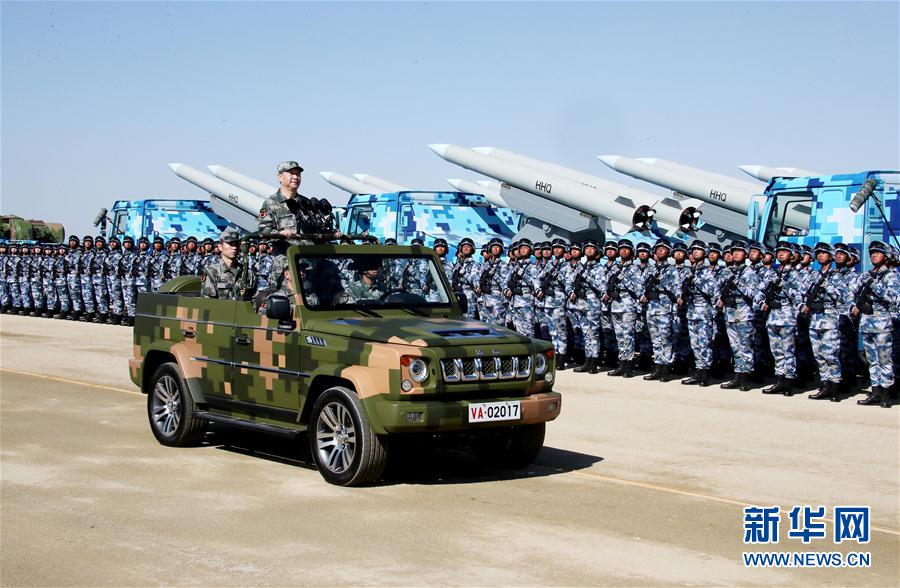 7月30日上午，慶祝中國人民解放軍建軍90周年閱兵在朱日和聯(lián)合訓(xùn)練基地隆重舉行。中共中央總書記、國家主席、中央軍委主席習(xí)近平檢閱部隊(duì)并發(fā)表重要講話。這是習(xí)近平乘車檢閱部隊(duì)。新華社記者 李濤 攝