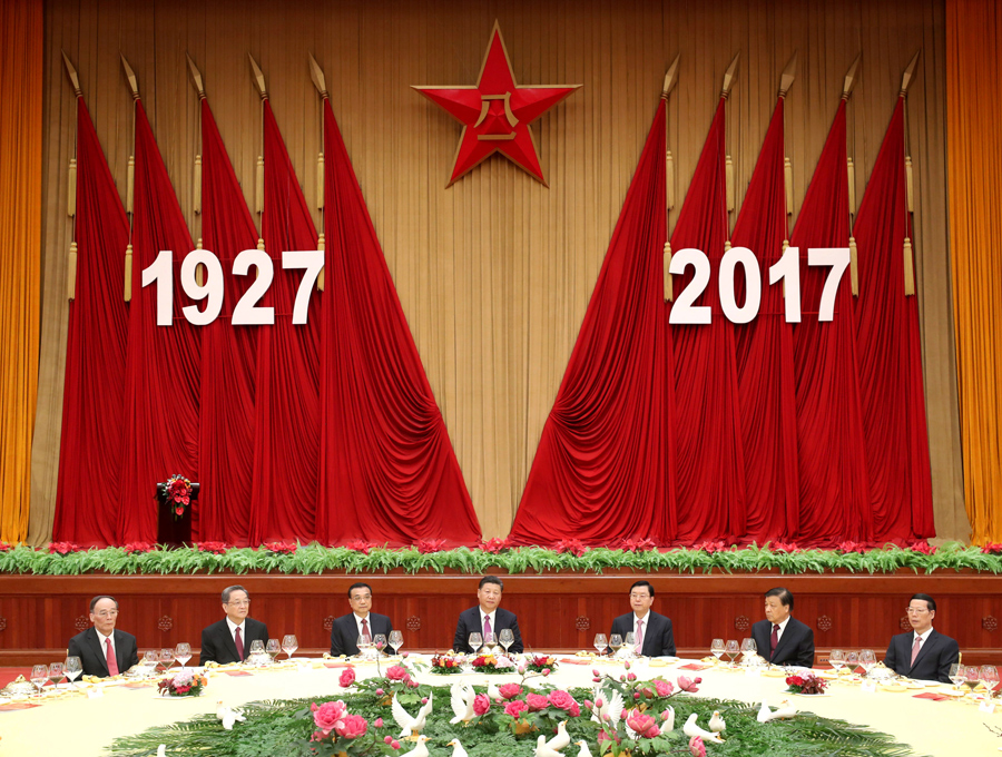 7月31日，中華人民共和國國防部在北京人民大會堂舉行盛大招待會，熱烈慶祝中國人民解放軍建軍90周年。中共中央總書記、國家主席、中央軍委主席習(xí)近平和李克強、張德江、俞正聲、劉云山、王岐山、張高麗等黨和國家領(lǐng)導(dǎo)人出席招待會。新華社記者 鞠鵬 攝