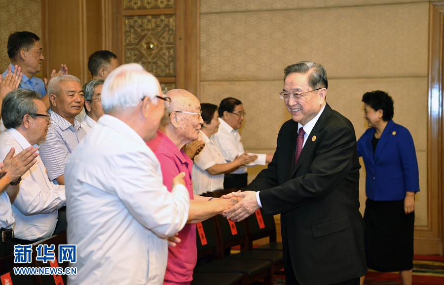 8月7日，中共中央政治局常委、全國政協(xié)主席、中央代表團(tuán)團(tuán)長俞正聲在內(nèi)蒙古新城賓館會見內(nèi)蒙古自治區(qū)離退休老同志和各族各界群眾代表，并與他們合影留念。新華社記者 張領(lǐng) 攝