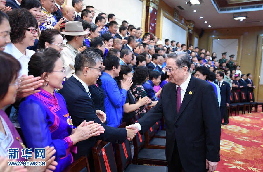 8月7日，中共中央政治局常委、全國政協(xié)主席、中央代表團(tuán)團(tuán)長俞正聲在內(nèi)蒙古新城賓館會見內(nèi)蒙古自治區(qū)離退休老同志和各族各界群眾代表，并與他們合影留念。新華社記者 張領(lǐng) 攝