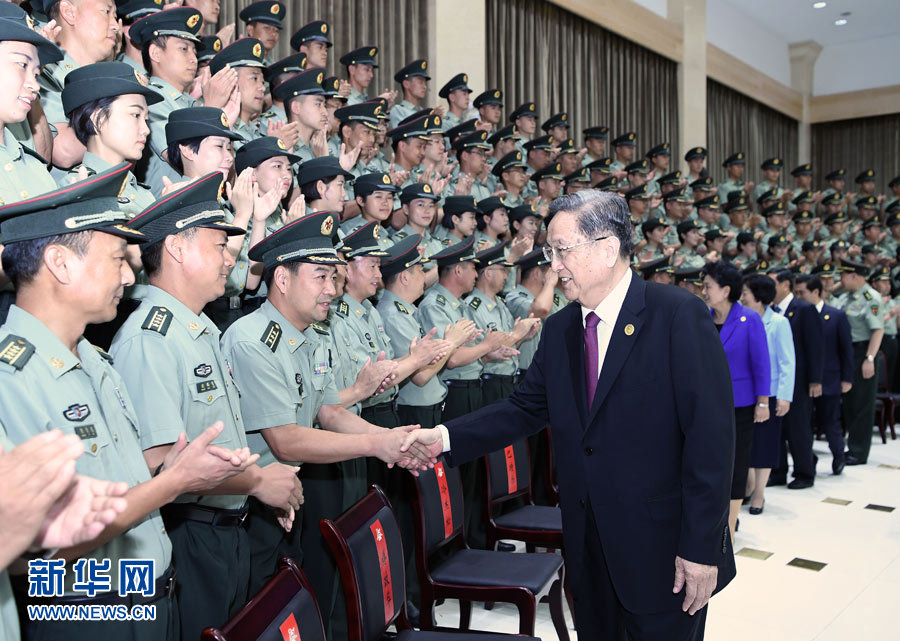 8月7日，中共中央政治局常委、全國政協(xié)主席、中央代表團團長俞正聲率代表團部分成員分別赴內(nèi)蒙古軍區(qū)、武警內(nèi)蒙古總隊、武警內(nèi)蒙古森林總隊慰問，并會見自治區(qū)政法干警代表。這是俞正聲會見內(nèi)蒙古軍區(qū)指戰(zhàn)員。新華社記者 張領(lǐng) 攝