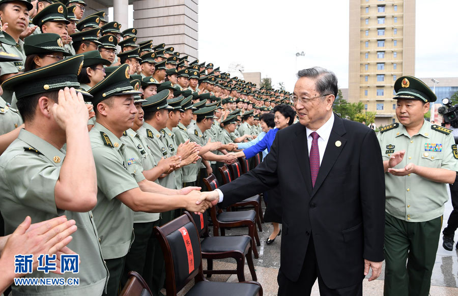 8月7日，中共中央政治局常委、全國政協(xié)主席、中央代表團團長俞正聲率代表團部分成員分別赴內(nèi)蒙古軍區(qū)、武警內(nèi)蒙古總隊、武警內(nèi)蒙古森林總隊慰問，并會見自治區(qū)政法干警代表。這是俞正聲會見武警內(nèi)蒙古總隊官兵。新華社記者 張領(lǐng) 攝