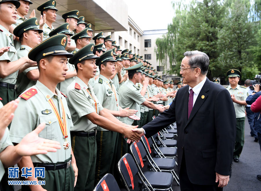 8月7日，中共中央政治局常委、全國政協(xié)主席、中央代表團團長俞正聲率代表團部分成員分別赴內(nèi)蒙古軍區(qū)、武警內(nèi)蒙古總隊、武警內(nèi)蒙古森林總隊慰問，并會見自治區(qū)政法干警代表。這是俞正聲會見武警內(nèi)蒙古森林總隊官兵。新華社記者 張領(lǐng) 攝