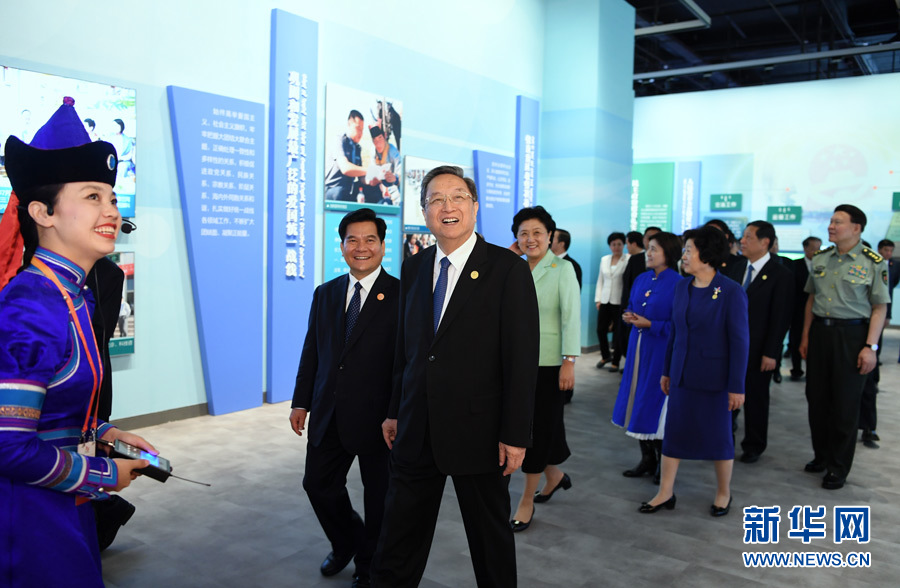 8月7日，中共中央政治局常委、全國(guó)政協(xié)主席、中央代表團(tuán)團(tuán)長(zhǎng)俞正聲率代表團(tuán)全體成員來(lái)到內(nèi)蒙古展覽館，參觀《守望相助團(tuán)結(jié)奮斗——慶祝內(nèi)蒙古自治區(qū)成立70周年展覽》。 新華社記者 張領(lǐng) 攝