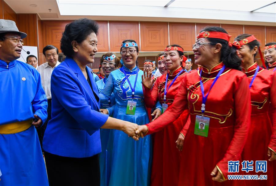8月9日，中共中央政治局委員、國(guó)務(wù)院副總理、中央代表團(tuán)副團(tuán)長(zhǎng)劉延?xùn)|率中央代表團(tuán)二分團(tuán)到赤峰看望慰問各族干部群眾。這是劉延?xùn)|在赤峰市群眾藝術(shù)館和群眾親切交談。新華社記者 連振 攝