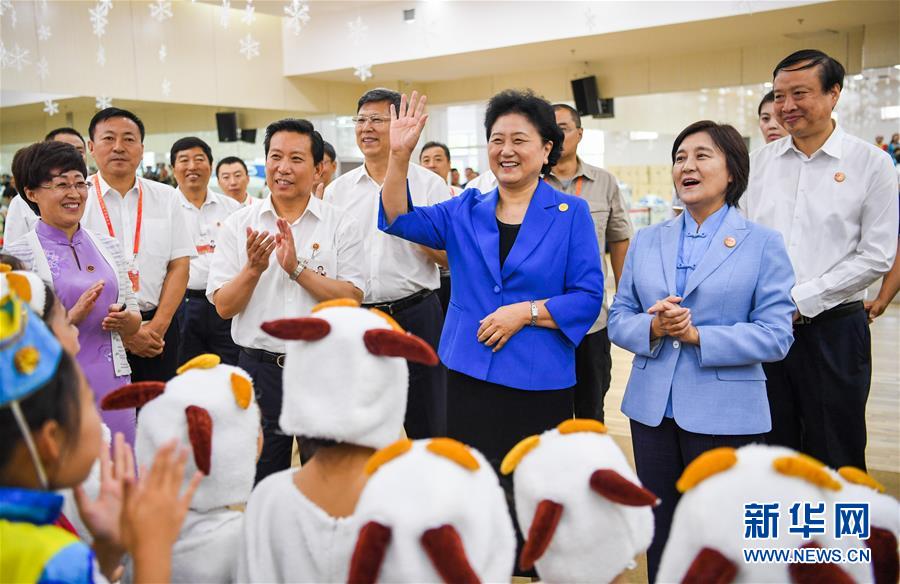 8月9日，中共中央政治局委員、國(guó)務(wù)院副總理、中央代表團(tuán)副團(tuán)長(zhǎng)劉延?xùn)|率中央代表團(tuán)二分團(tuán)到赤峰看望慰問各族干部群眾。這是劉延?xùn)|在赤峰市青少年宮與青少年熱烈互動(dòng)。新華社記者 連振 攝