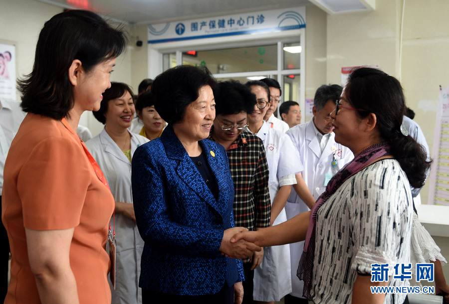 8月9日，中共中央政治局委員、中央統(tǒng)戰(zhàn)部部長、中央代表團(tuán)副團(tuán)長孫春蘭率中央代表團(tuán)三分團(tuán)，先后赴內(nèi)蒙古自治區(qū)烏海市、阿拉善盟看望各族干部群眾。這是孫春蘭在烏海市婦兒醫(yī)療預(yù)防保健中心同患者親切交談。新華社記者 任軍川 攝