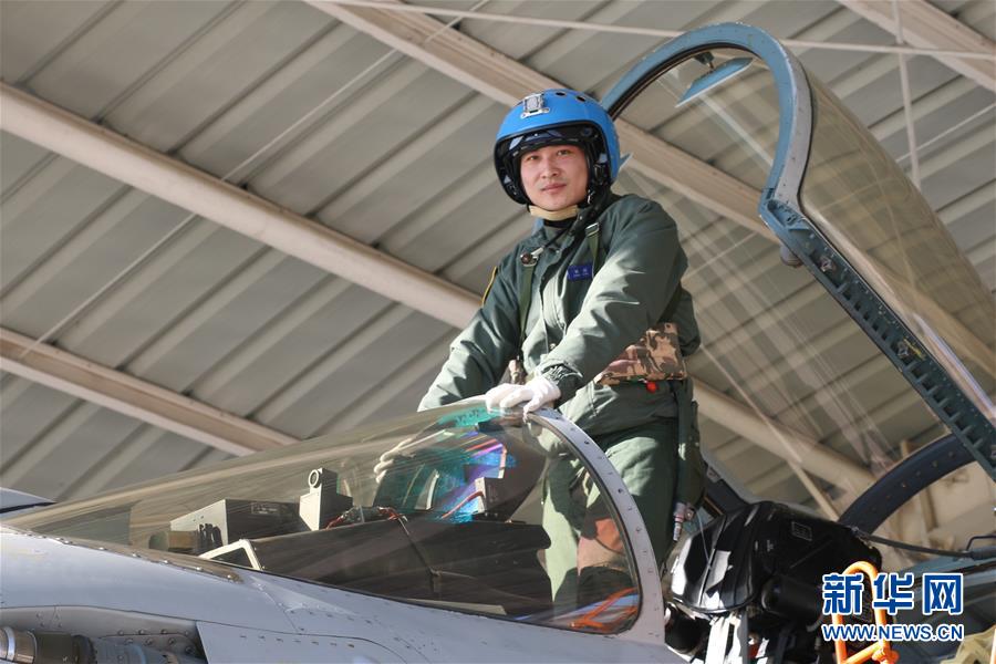 （建軍90周年·英雄·圖文互動）（1）聽，渤海灣有風吹過來——追記海軍某艦載航空兵部隊一級飛行員張超