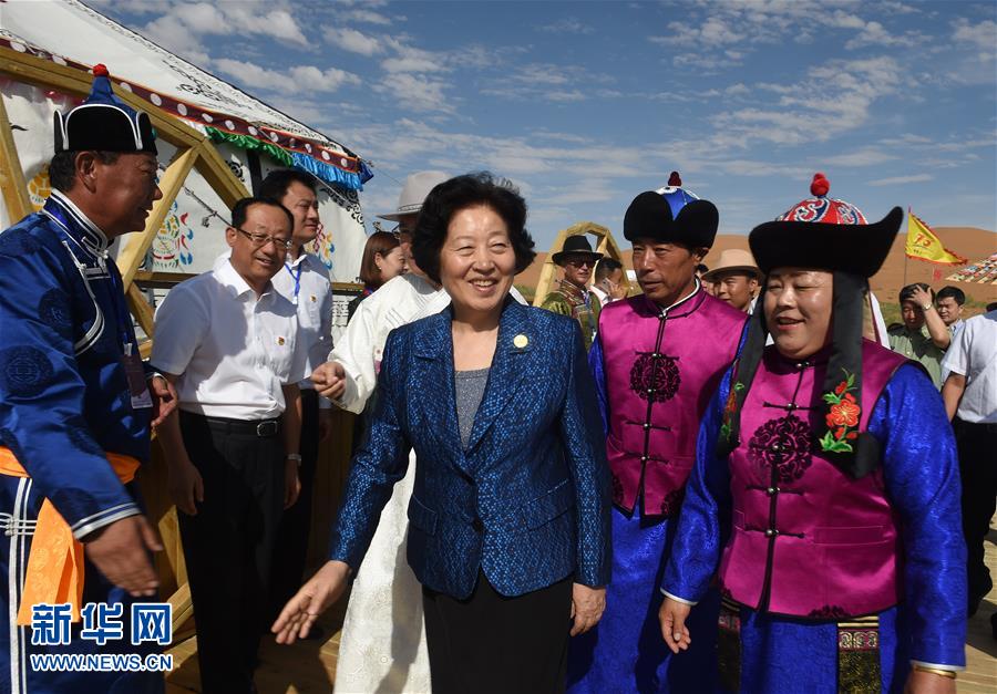 8月10日，中共中央政治局委員、中央統(tǒng)戰(zhàn)部部長、中央代表團(tuán)副團(tuán)長孫春蘭率中央代表團(tuán)三分團(tuán)繼續(xù)在內(nèi)蒙古自治區(qū)阿拉善盟看望慰問，把以習(xí)近平同志為核心的黨中央的親切關(guān)懷和全國各族人民的美好祝福帶給阿拉善各族各界干部群眾。這是孫春蘭在牧民張輝生（右二）家了解生產(chǎn)生活情況。新華社記者 任軍川 攝
