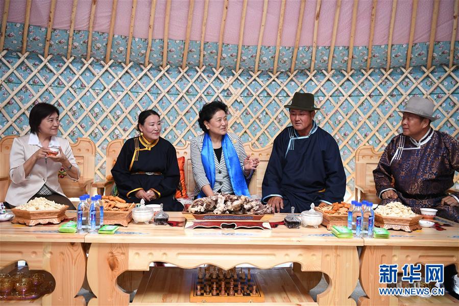 8月10日，中共中央政治局委員、國務(wù)院副總理、中央代表團(tuán)副團(tuán)長劉延?xùn)|率中央代表團(tuán)二分團(tuán)來到呼倫貝爾，把以習(xí)近平同志為核心的黨中央的親切關(guān)懷和全國人民的美好祝福帶給當(dāng)?shù)馗髯甯刹咳罕姟＿@是劉延?xùn)|在呼倫貝爾市陳巴爾虎旗與當(dāng)?shù)啬撩裼H切交談。新華社記者 連振 攝
