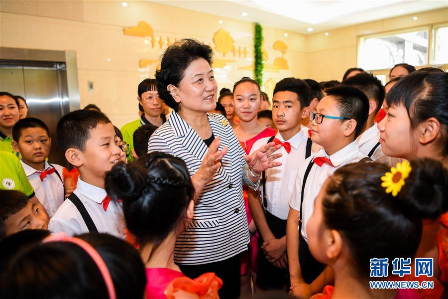 8月10日，中共中央政治局委員、國務(wù)院副總理、中央代表團(tuán)副團(tuán)長劉延?xùn)|率中央代表團(tuán)二分團(tuán)來到呼倫貝爾，把以習(xí)近平同志為核心的黨中央的親切關(guān)懷和全國人民的美好祝福帶給當(dāng)?shù)馗髯甯刹咳罕姟＿@是劉延?xùn)|在呼倫貝爾市兒童福利院與孩子們?cè)谝黄稹Ｐ氯A社記者 連振 攝