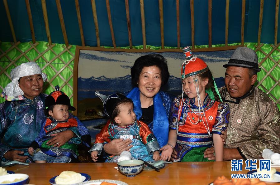 8月11日，帶著以習近平同志為核心的黨中央的親切關懷和全國各族人民的美好祝福，中共中央政治局委員、中央統(tǒng)戰(zhàn)部部長、中央代表團副團長孫春蘭率中央代表團三分團在錫林郭勒盟看望各族干部群眾，共同慶祝內蒙古自治區(qū)成立70周年。這是孫春蘭在錫林浩特市寶力根蘇木牧民巴·巴特爾（右一）家中看望。新華社記者 任軍川 攝