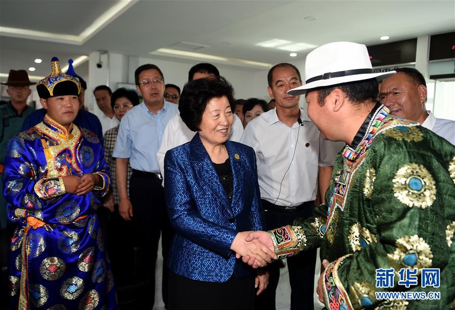 8月11日，帶著以習近平同志為核心的黨中央的親切關懷和全國各族人民的美好祝福，中共中央政治局委員、中央統(tǒng)戰(zhàn)部部長、中央代表團副團長孫春蘭率中央代表團三分團在錫林郭勒盟看望各族干部群眾，共同慶祝內蒙古自治區(qū)成立70周年。這是孫春蘭在非公企業(yè)大莊園生態(tài)牛羊肉產業(yè)示范園同前來售羊的牧民親切交談。新華社記者 任軍川 攝