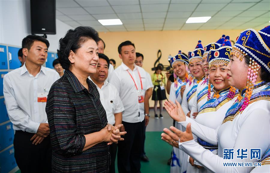 8月11日，中共中央政治局委員、國(guó)務(wù)院副總理、中央代表團(tuán)副團(tuán)長(zhǎng)劉延?xùn)|率中央代表團(tuán)二分團(tuán)，看望慰問烏蘭察布各族干部群眾，轉(zhuǎn)達(dá)以習(xí)近平同志為核心的黨中央的親切關(guān)懷和全國(guó)人民的美好祝愿。這是劉延?xùn)|在考察察哈爾社區(qū)時(shí)與居民們親切交談。新華社記者 連振 攝
