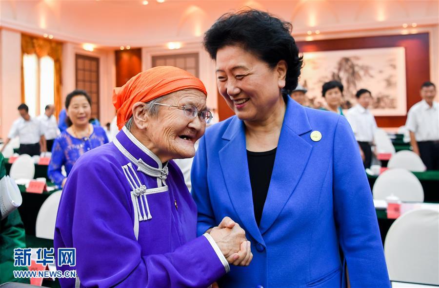 8月11日，中共中央政治局委員、國(guó)務(wù)院副總理、中央代表團(tuán)副團(tuán)長(zhǎng)劉延?xùn)|率中央代表團(tuán)二分團(tuán)，看望慰問烏蘭察布各族干部群眾，轉(zhuǎn)達(dá)以習(xí)近平同志為核心的黨中央的親切關(guān)懷和全國(guó)人民的美好祝愿。這是劉延?xùn)|在出席烏蘭察布市慶祝內(nèi)蒙古自治區(qū)成立70周年座談會(huì)后，與“草原母親”都貴瑪親切交談。新華社記者 連振 攝