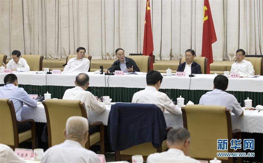 9月3日至5日，中共中央政治局常委、中央紀(jì)委書記、中央巡視工作領(lǐng)導(dǎo)小組組長(zhǎng)王岐山在湖南省調(diào)研并主持召開巡察工作座談會(huì)。這是9月4日，王岐山在長(zhǎng)沙主持召開巡察工作座談會(huì)。新華社記者 王曄 攝
