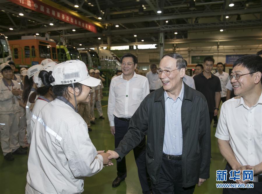 9月3日至5日，中共中央政治局常委、中央紀(jì)委書記、中央巡視工作領(lǐng)導(dǎo)小組組長(zhǎng)王岐山在湖南省調(diào)研并主持召開巡察工作座談會(huì)。這是9月4日，王岐山到中國(guó)中車株洲電力機(jī)車有限公司考察。新華社記者 王曄 攝
