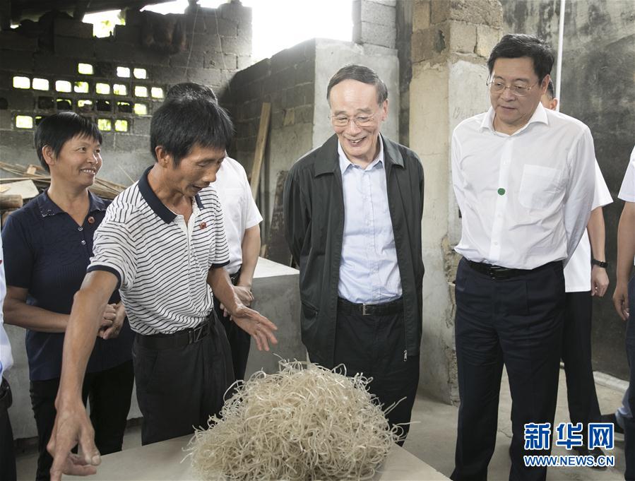 9月3日至5日，中共中央政治局常委、中央紀(jì)委書記、中央巡視工作領(lǐng)導(dǎo)小組組長(zhǎng)王岐山在湖南省調(diào)研并主持召開巡察工作座談會(huì)。這是9月4日，王岐山在瀏陽(yáng)市官橋鎮(zhèn)石灰嘴村貧困戶家中了解脫貧情況。新華社記者 王曄 攝

