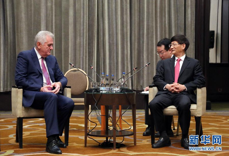 9月11日，在塞爾維亞首都貝爾格萊德，習(xí)近平主席特使、中共中央政治局委員、中央政法委書記孟建柱（右）會(huì)見塞爾維亞前總統(tǒng)尼科利奇（左）。新華社記者王慧娟攝