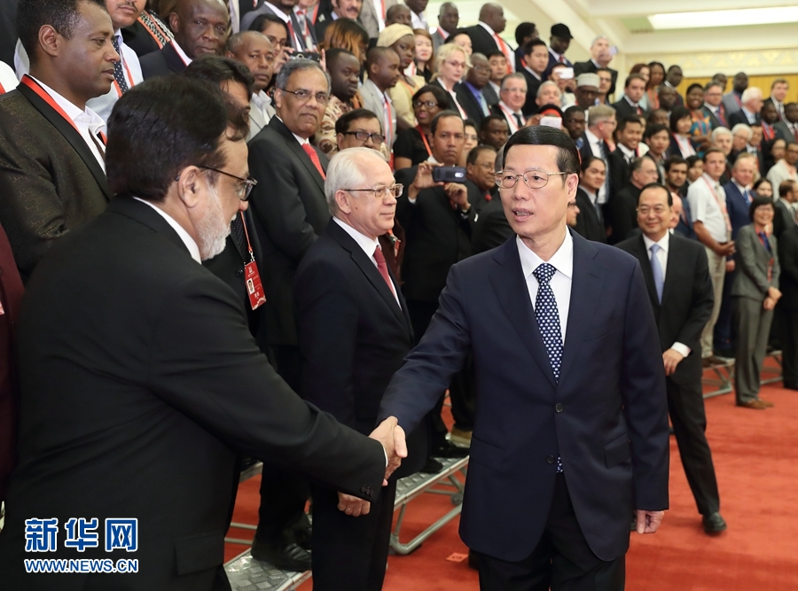 9月21日，中共中央政治局常委、國(guó)務(wù)院副總理張高麗在北京人民大會(huì)堂會(huì)見(jiàn)來(lái)華參加2017“一帶一路”媒體合作論壇的外方代表并回答大家關(guān)心的問(wèn)題。新華社記者王曄攝 