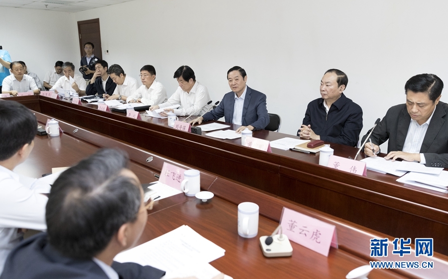 9月22日，中共中央政治局委員、中央書記處書記、中宣部部長劉奇葆在北京調研京劇像音像工程情況。這是劉奇葆與有關方面負責同志座談交流。新華社記者 丁海濤 攝