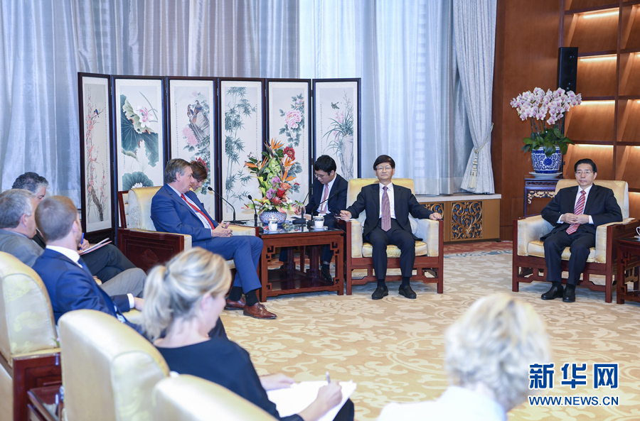 9月26日，中共中央政治局委員、中央政法委書記孟建柱在北京會見來華出席國際刑警組織第86屆全體大會的比利時副首相兼內(nèi)政大臣讓邦。國務(wù)委員、公安部部長郭聲琨參加有關(guān)會見。新華社記者 張領(lǐng) 攝