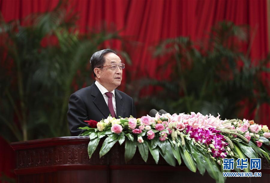 9月28日，全國政協(xié)辦公廳、中共中央統(tǒng)戰(zhàn)部、國務(wù)院僑辦、國務(wù)院港澳辦、國務(wù)院臺辦在北京人民大會堂聯(lián)合舉行國慶招待會。中共中央政治局常委、全國政協(xié)主席俞正聲與2800多名港澳臺僑各界代表歡聚一堂，慶祝中華人民共和國成立68周年。這是俞正聲在招待會上致辭。新華社記者 龐興雷 攝
