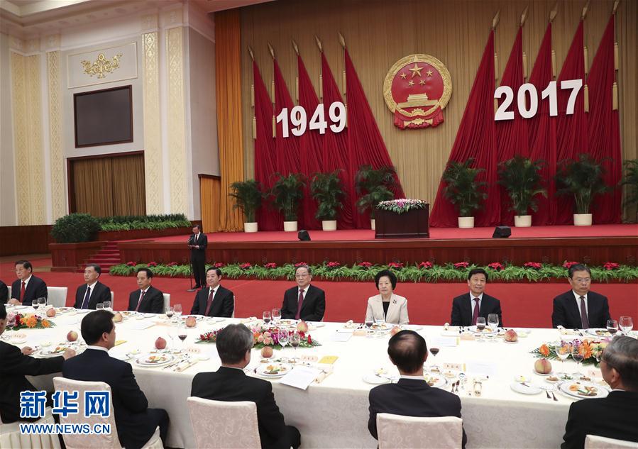 9月28日，全國政協(xié)辦公廳、中共中央統(tǒng)戰(zhàn)部、國務(wù)院僑辦、國務(wù)院港澳辦、國務(wù)院臺辦在北京人民大會堂聯(lián)合舉行國慶招待會。中共中央政治局常委、全國政協(xié)主席俞正聲與2800多名港澳臺僑各界代表歡聚一堂，慶祝中華人民共和國成立68周年。這是俞正聲在招待會上致辭。新華社記者 龐興雷 攝