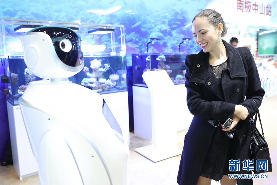 （圖文互動）（1）&ldquo;中共十八大以來非常有成就的五年&rdquo;&mdash;&mdash;外國嘉賓參觀&ldquo;砥礪奮進(jìn)的五年&rdquo;大型成就展