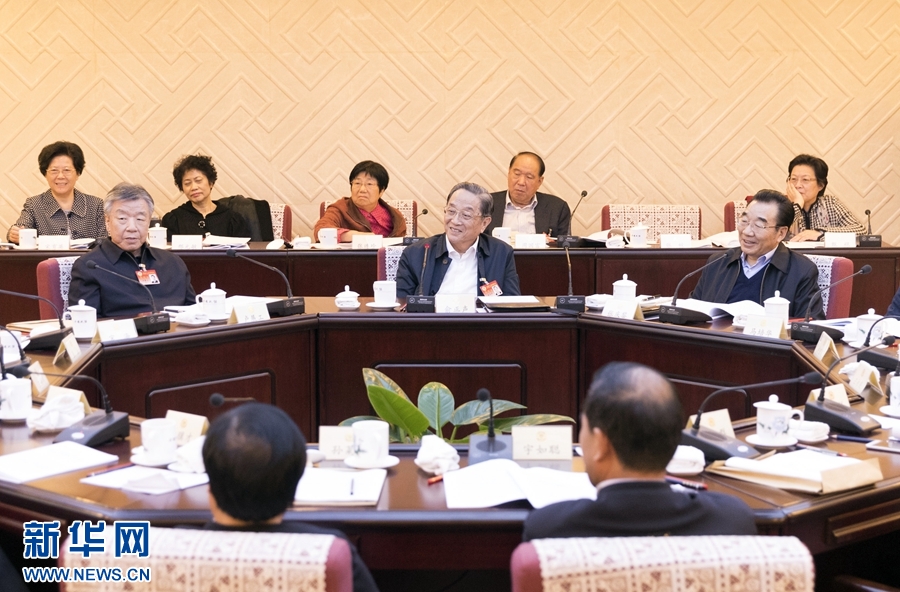 10月30日，政協(xié)第十二屆全國(guó)委員會(huì)常務(wù)委員會(huì)第二十三次會(huì)議舉行分組討論，與會(huì)人員圍繞深入學(xué)習(xí)貫徹中共十九大精神認(rèn)真討論，積極建言獻(xiàn)策。全國(guó)政協(xié)主席俞正聲參加討論。新華社記者 丁海濤 攝