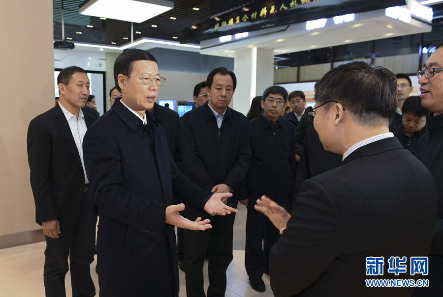11月14日至15日，國務(wù)院副總理張高麗在黑龍江調(diào)研。這是11月14日，張高麗到黑龍江工業(yè)技術(shù)研究院成果展示中心，了解產(chǎn)學(xué)研結(jié)合推動創(chuàng)新發(fā)展情況。 新華社記者 高潔 攝