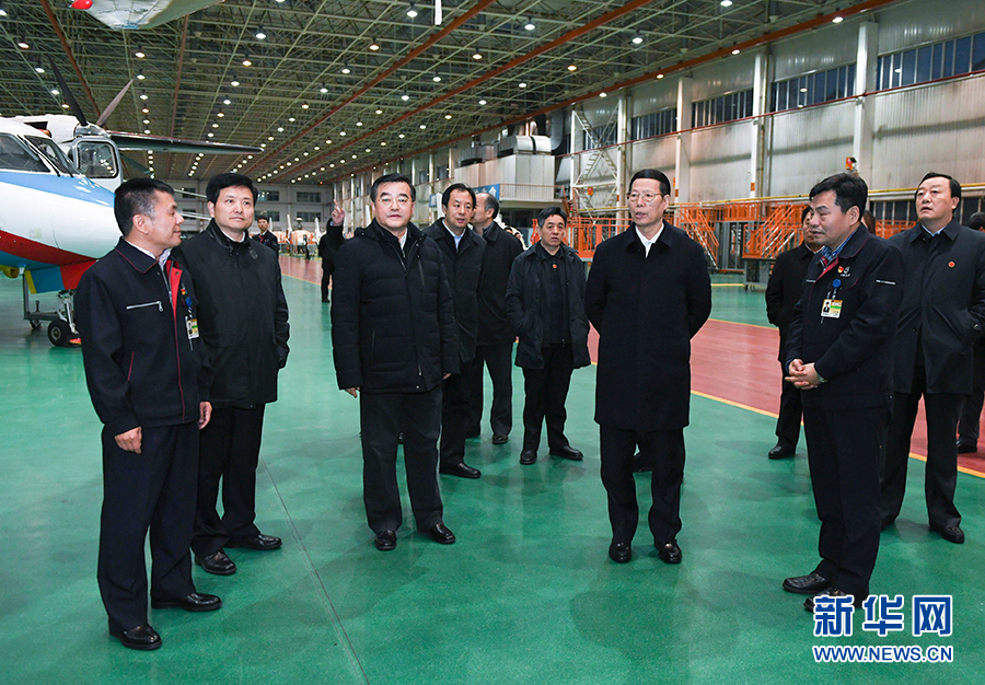 11月14日至15日，國務(wù)院副總理張高麗在黑龍江調(diào)研。這是11月14日，張高麗到哈爾濱飛機(jī)工業(yè)集團(tuán)有限責(zé)任公司了解國有老企業(yè)轉(zhuǎn)型升級情況。 新華社記者 高潔 攝