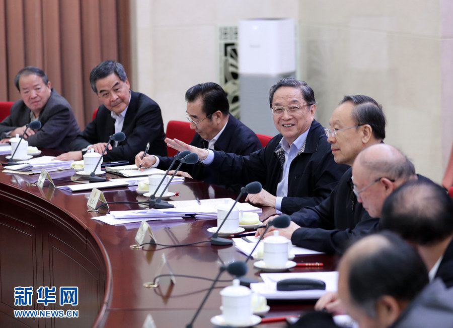 11月16日，全國(guó)政協(xié)在北京召開第75次雙周協(xié)商座談會(huì)，圍繞“推進(jìn)糧食定價(jià)機(jī)制、補(bǔ)貼政策和收儲(chǔ)制度改革”建言獻(xiàn)策。全國(guó)政協(xié)主席俞正聲主持會(huì)議并講話。新華社記者 鞠鵬 攝