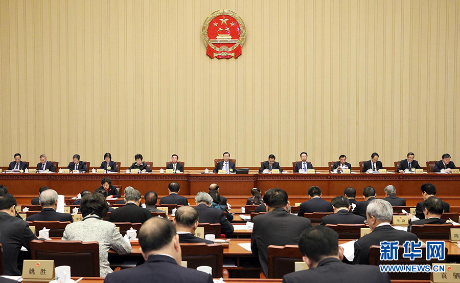 12月23日，十二屆全國(guó)人大常委會(huì)第三十一次會(huì)議在北京人民大會(huì)堂舉行第二次全體會(huì)議。張德江委員長(zhǎng)出席。 新華社記者劉衛(wèi)兵攝
