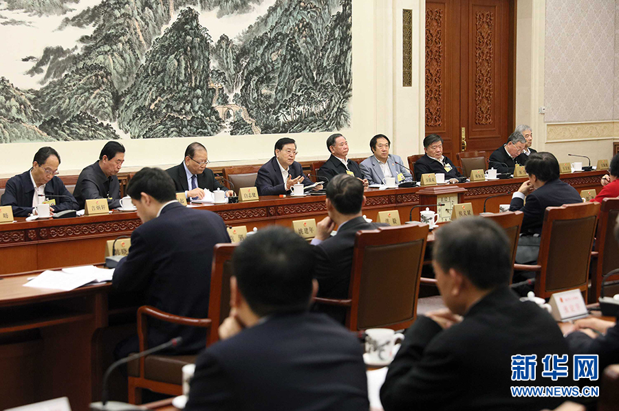 12月23日，十二屆全國(guó)人大常委會(huì)第三十一次會(huì)議舉行分組會(huì)議，審議監(jiān)察法草案二次審議稿等。張德江委員長(zhǎng)參加審議。 新華社記者劉衛(wèi)兵攝