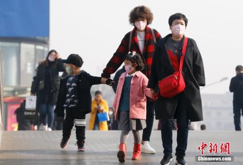 2016年12月19日，北京被霧霾籠罩，民眾戴防霧霾口罩出行。 <a target='_blank' >中新社</a>記者 杜洋 攝