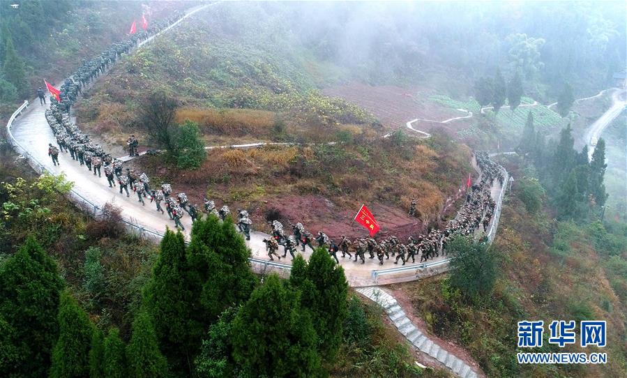 （新華全媒頭條·圖文互動）（13）備戰(zhàn)踏上新起點，練兵展現(xiàn)新氣象——2018中國軍隊新年開訓(xùn)全景大掃描