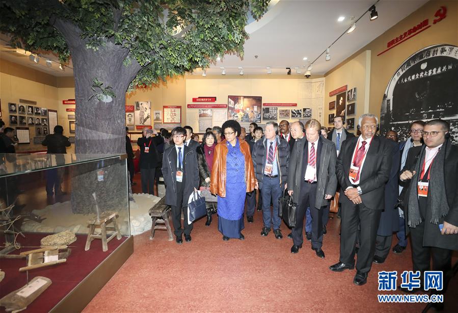 (新華全媒頭條·圖文互動(dòng))(4)全黨來(lái)一個(gè)大學(xué)習(xí)——新時(shí)代中國(guó)共產(chǎn)黨人的理論自覺(jué)