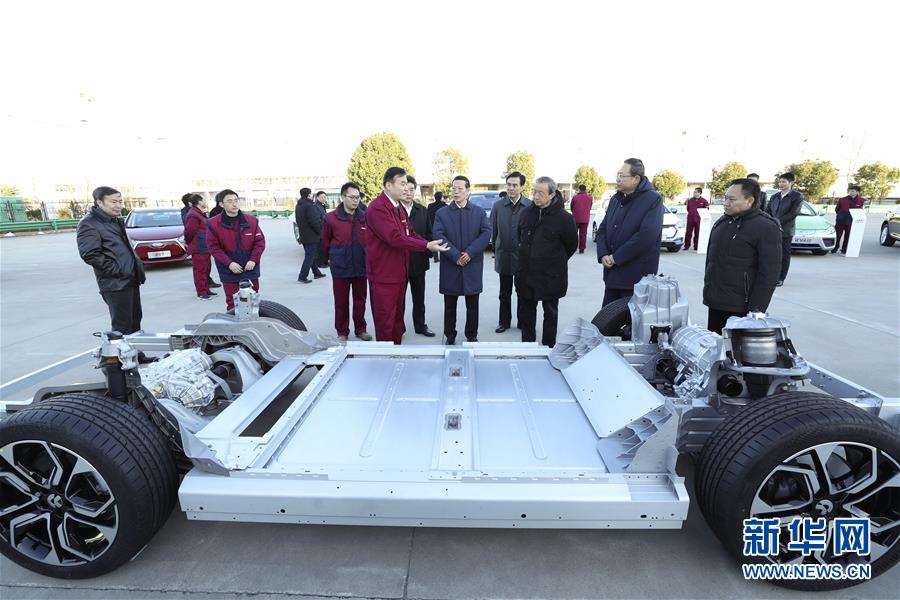 1月9日至10日，國務(wù)院副總理張高麗在安徽調(diào)研推動長江經(jīng)濟帶發(fā)展工作。這是1月9日，張高麗在江淮汽車股份有限公司了解企業(yè)生產(chǎn)經(jīng)營和參與國際產(chǎn)能合作情況。新華社記者 龐興雷 攝