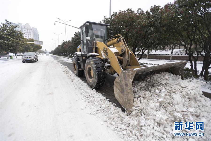 （新華全媒頭條）（9）雨雪冰凍中，他們奮力前行——基層黨員干群抗擊冰雪災(zāi)害紀(jì)實