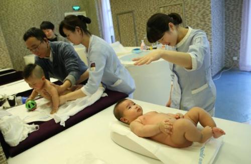 資料圖片：1月30日，母嬰家庭保健師在上海一家月子會(huì)所內(nèi)護(hù)理嬰兒。新華社記者 裴鑫 攝
