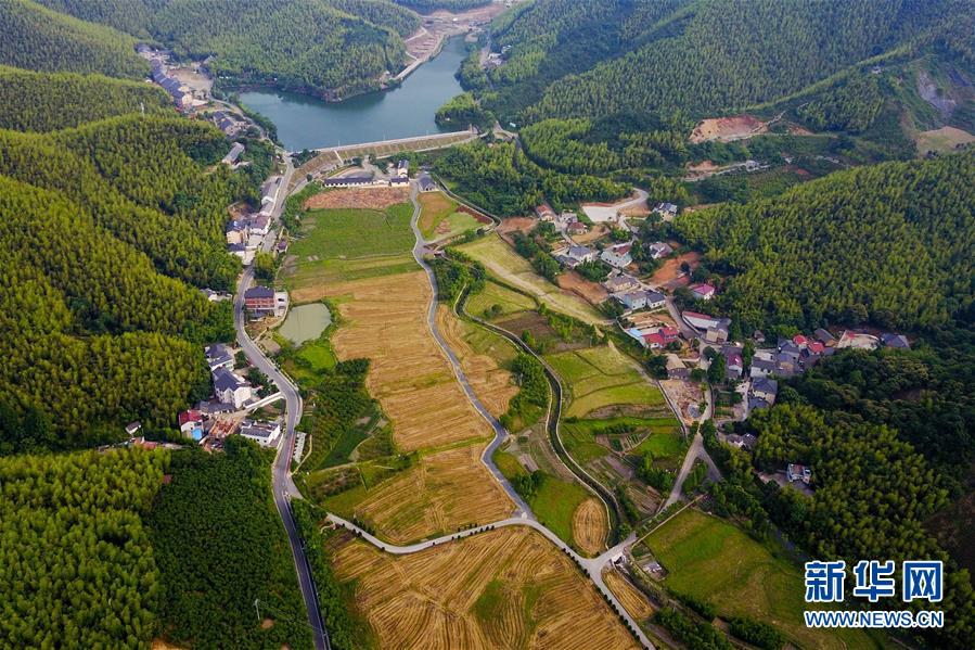(圖文互動·新華全媒頭條)(6)讓農(nóng)民致富奔小康的道路越走越寬廣——黨的十八大以來以習(xí)近平同志為核心的黨中央關(guān)心農(nóng)村公路發(fā)展紀實