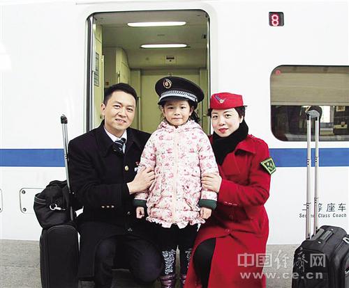 陳剛（左）、肖三英以及女兒陳昱彤的合照。經(jīng)濟(jì)日?qǐng)?bào)-中國(guó)經(jīng)濟(jì)網(wǎng)記者 王軼辰攝