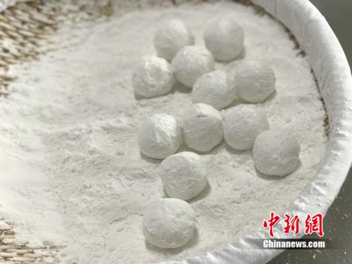 制作元宵時，首先要將餡料做好，沾上水，再投進盛滿糯米粉的笸籮內(nèi)搖。<a target='_blank'  ><p  align=