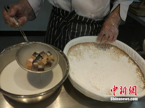 制作元宵時，首先要將餡料做好，沾上水，再投進盛滿糯米粉的笸籮內(nèi)搖。<a target='_blank'  ><p  align=